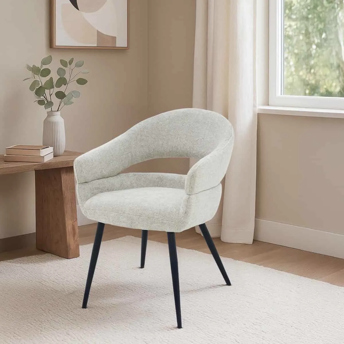 Esszimmerstuhl Megan Toffee in einem hellen Wohnzimmer mit einer Holzbank und Pflanzen - Livingfurn