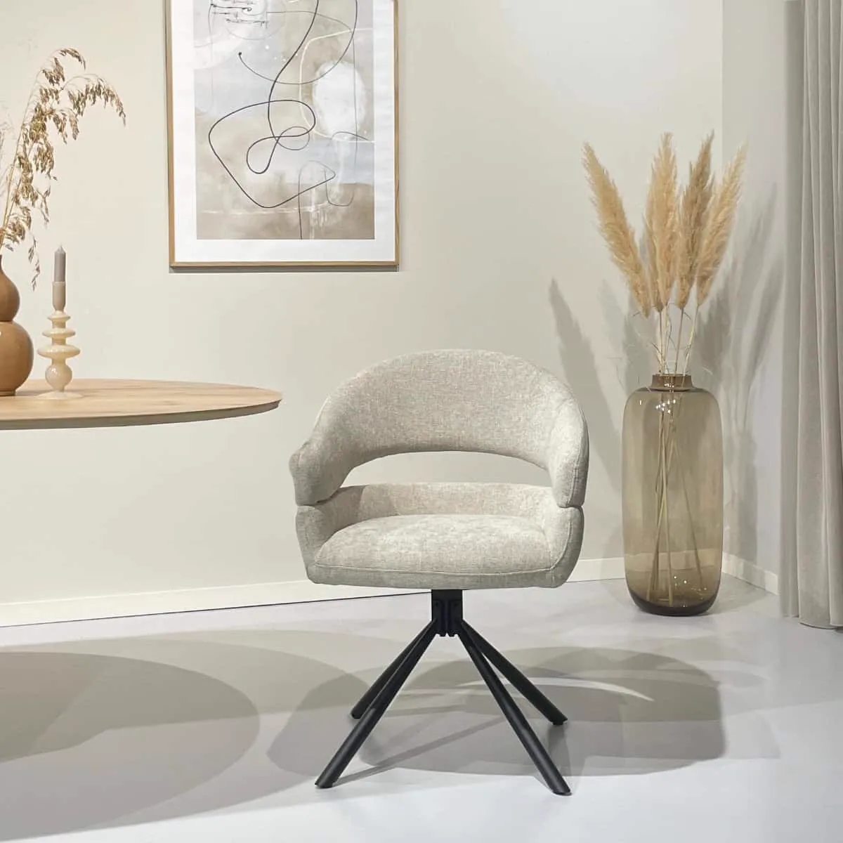 Esszimmerstuhl Linn Toffee in einer modernen Umgebung mit Holztisch, Vase und Gemälde - Livingfurn