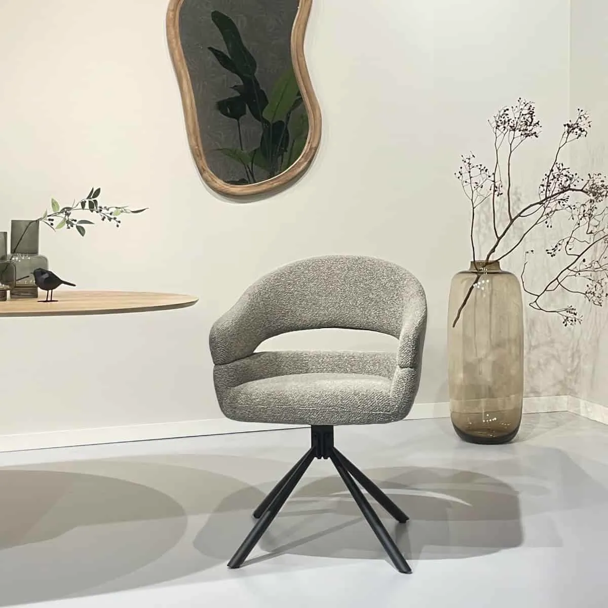 Der Esszimmerstuhl Linn Taupe steht im Mittelpunkt eines hellen Studios mit Spiegel und Vase - Livingfurn