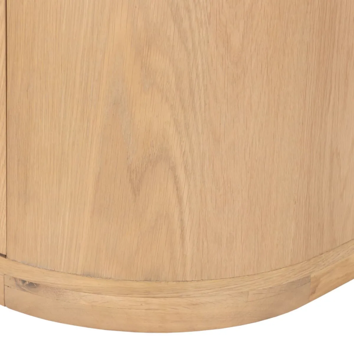 Detail van het TV meubel Novero 140cm, met de lichtbruine houten zijkant en afgeronde onderkant - Livingfurn