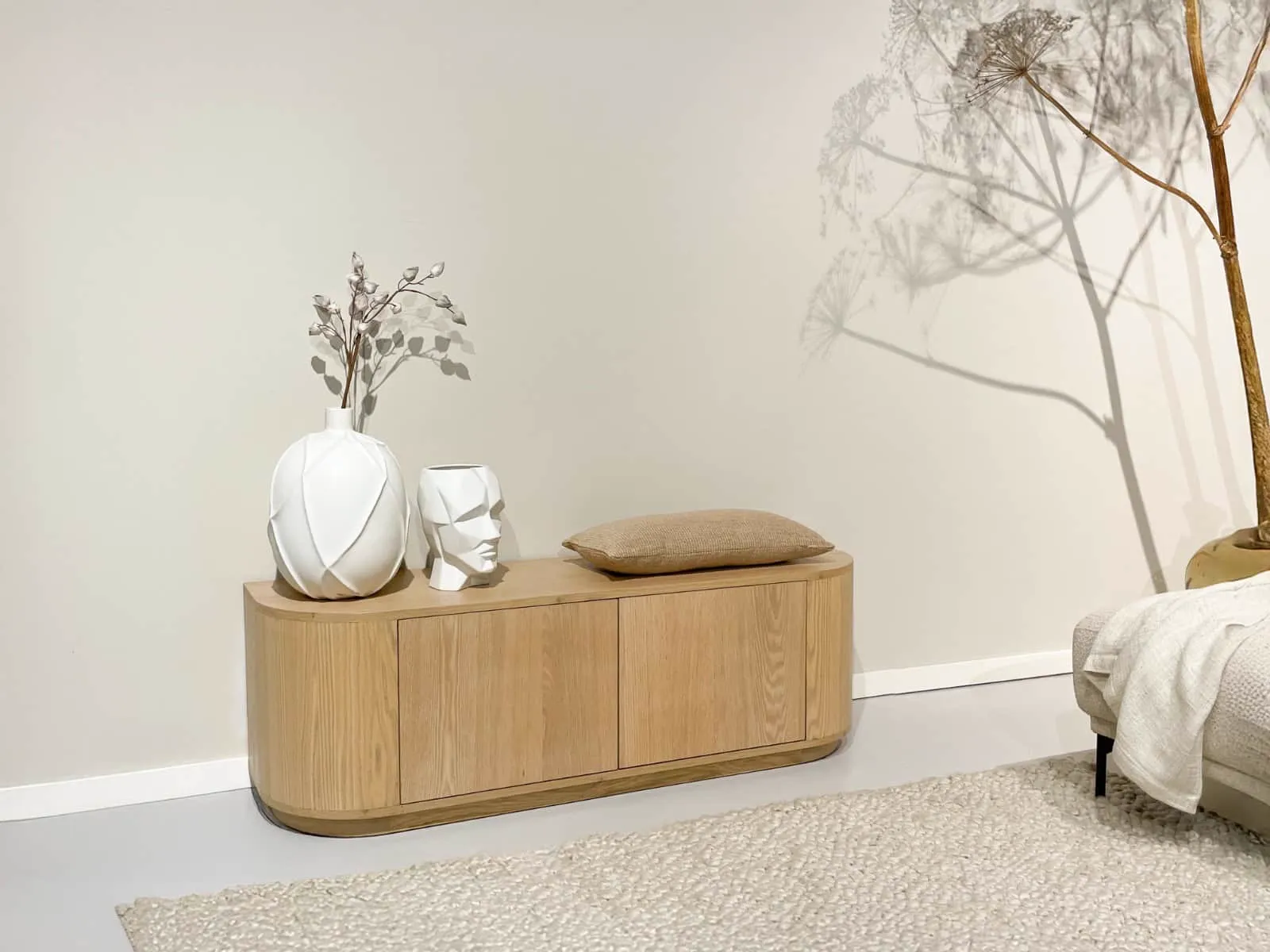 TV meubel Novero 140cm in een lichte woonkamer met decoratie en een vloerkleed - Livingfurn