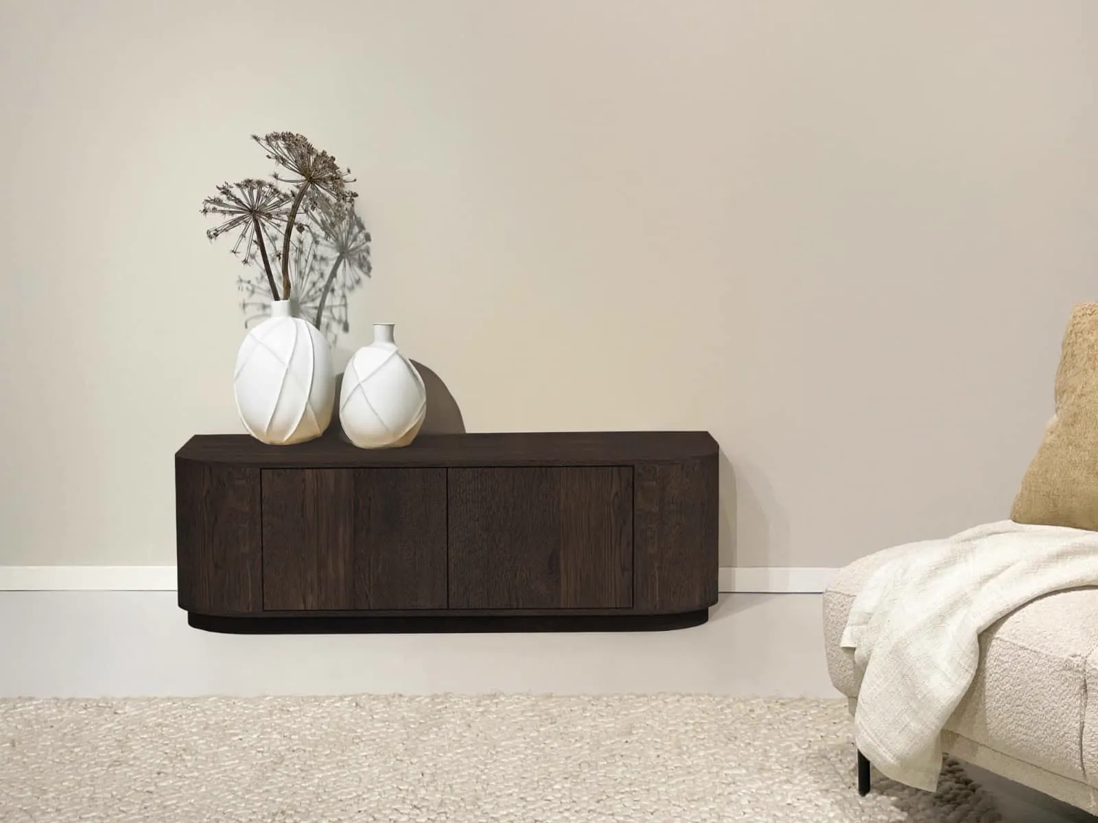 TV meubel Novero Espresso 140cm zwevend aan een lichte wand, met vazen en gedroogde bloemen erop - Livingfurn