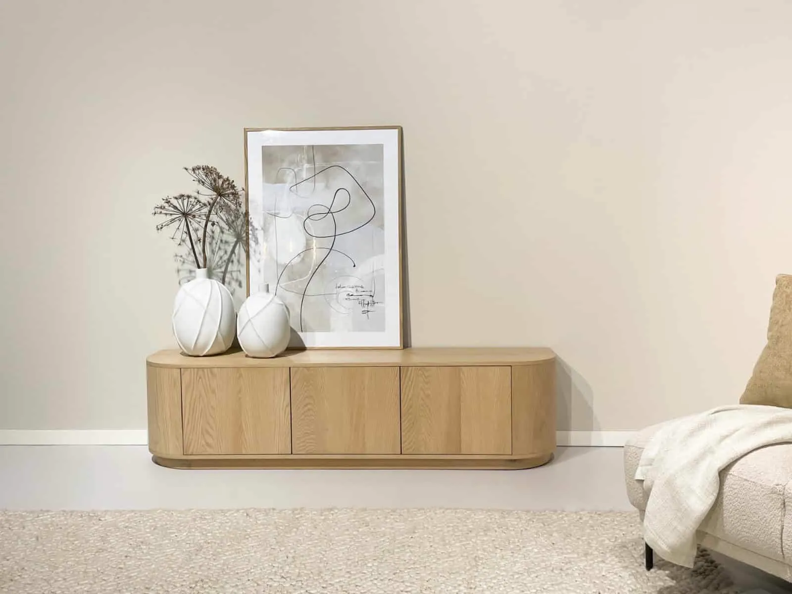 TV meubel Novero 180cm in een lichte woonkamer met abstracte kunst en vazen - Livingfurn