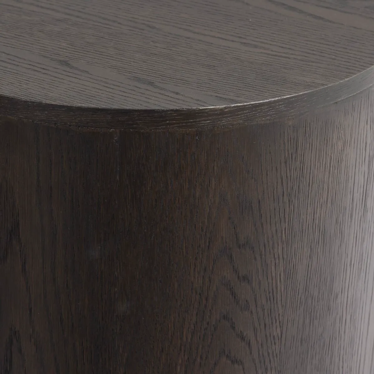 Detail van de donkerbruine, houten zijkant en bovenkant van TV meubel Novero Espresso 180cm - Livingfurn