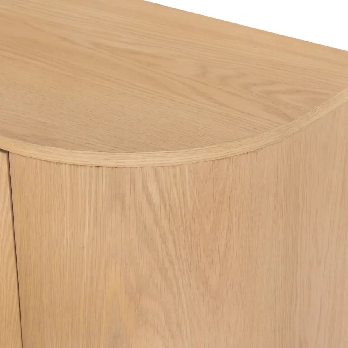 Close-up van de afgeronde hoek van het TV meubel Novero 220cm met de houtnerf duidelijk zichtbaar - Livingfurn