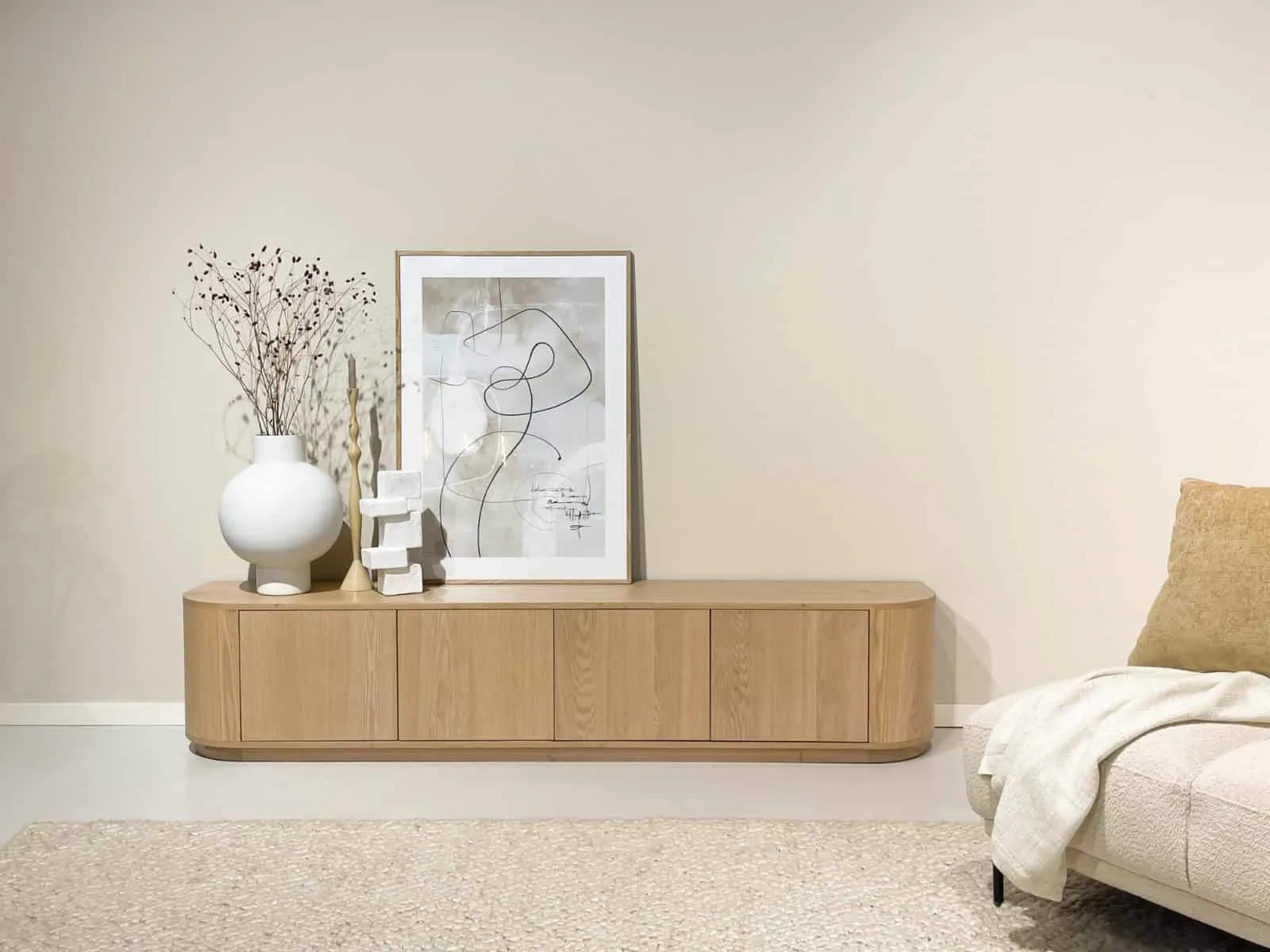 TV meubel Novero 220cm in een lichte woonkamer met abstracte kunst en een bank - Livingfurn