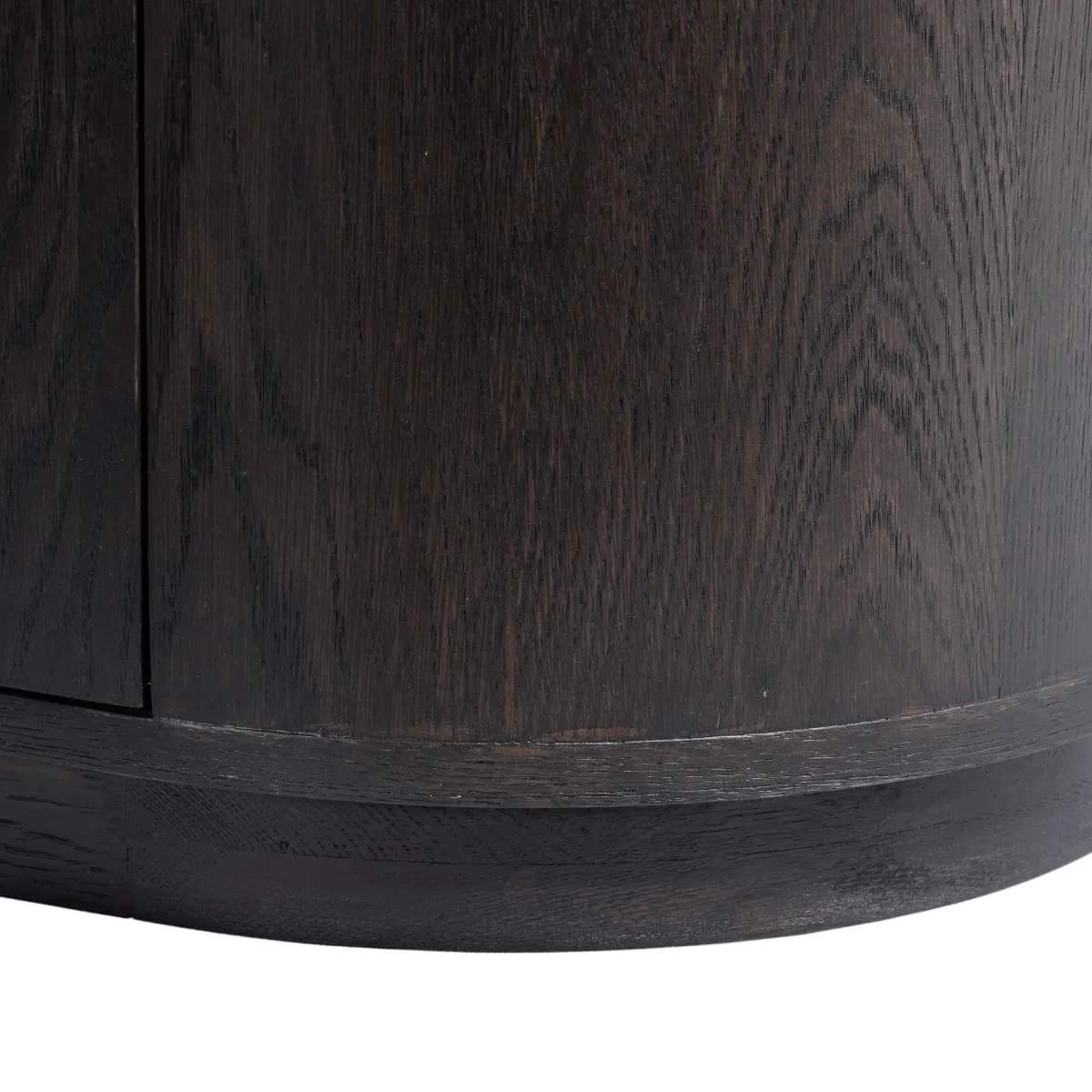 Detail van het TV Meubel Novero Espresso 220cm, met de donkere houtnerf en de afgeronde onderkant op een witte achtergrond - Livingfurn