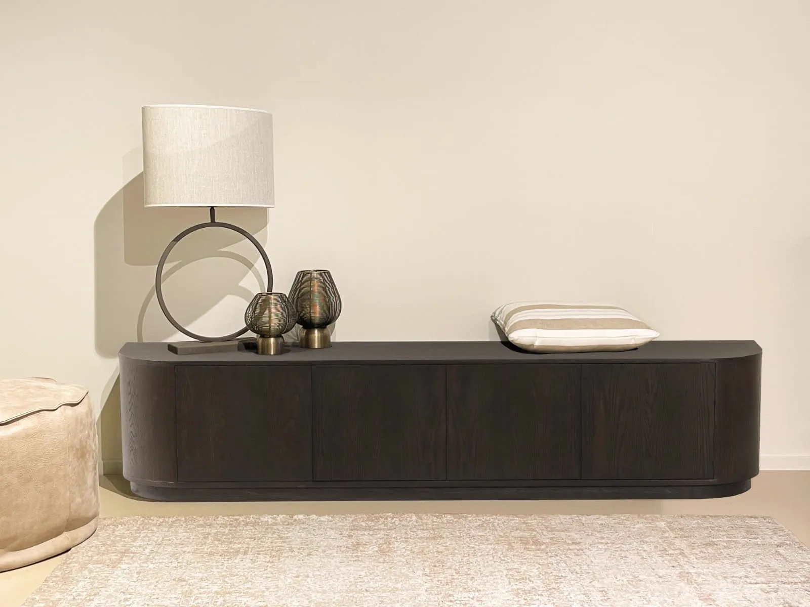 TV meubel Novero Espresso 220cm in een sfeervolle woonkamer setting met lamp, vazen en kussen - Livingfurn