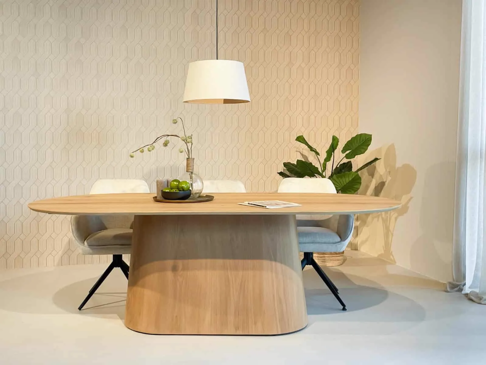 Esstisch Novero 230cm in einem hellen Esszimmer mit Stühlen und Dekoration, aus einer niedrigen Perspektive fotografiert - Livingfurn