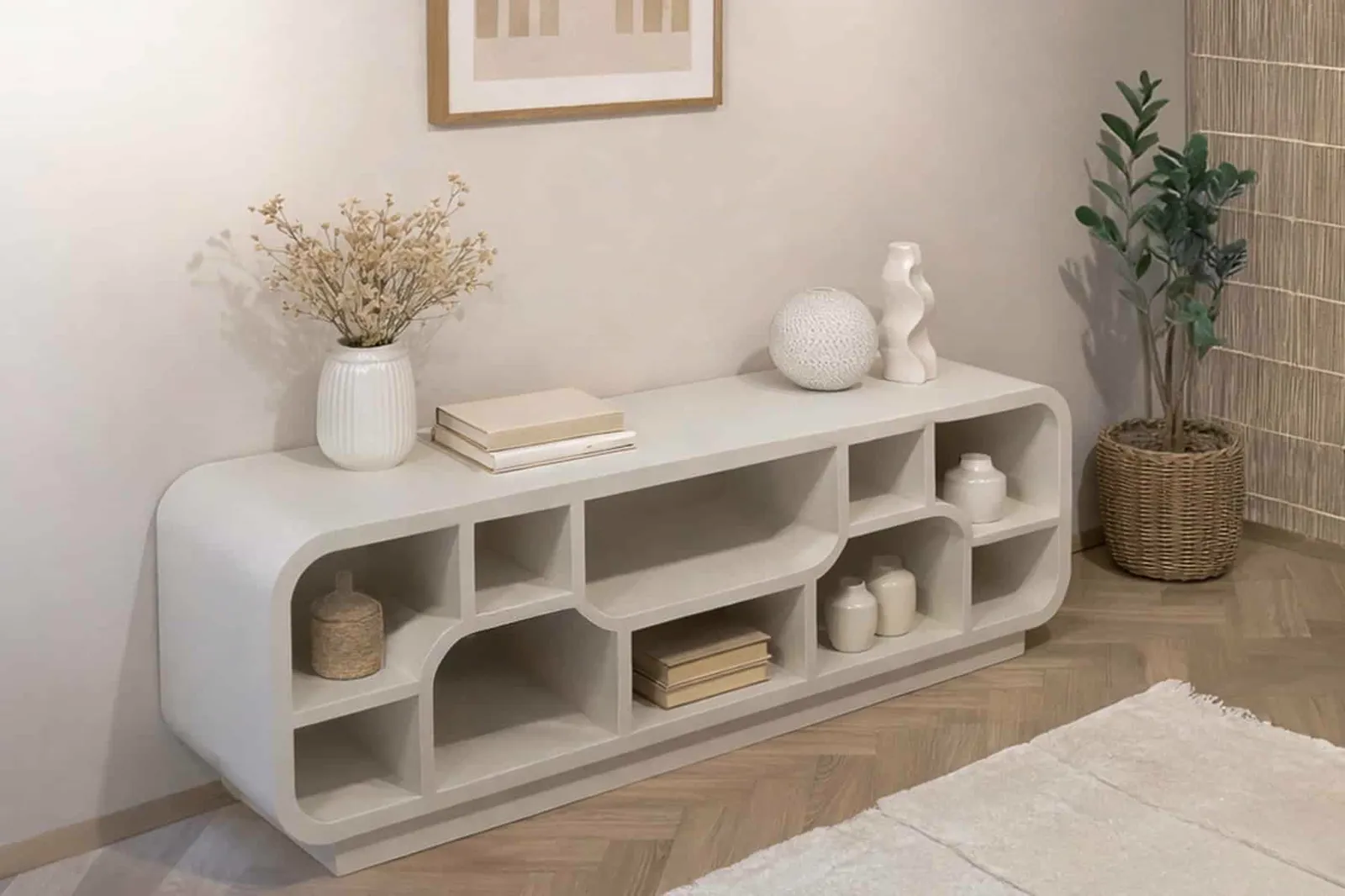 TV-Möbel Brix Morgan Off White in einem hellen Wohnzimmer mit Dekoration und einer Pflanze