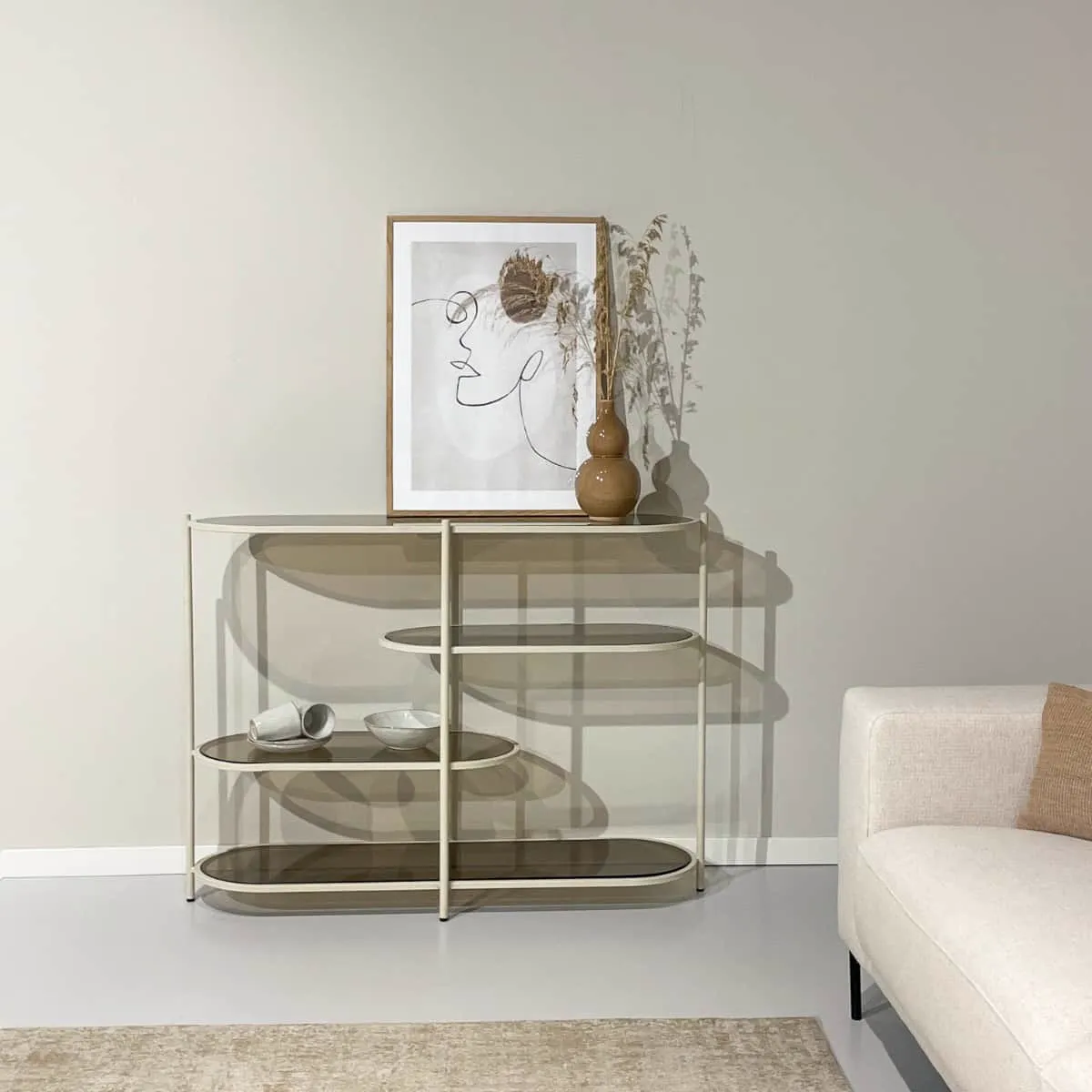 Wandschrank Brix Jill Off White 90cm in einem hellen Wohnzimmer mit einem Sofa und Teppich