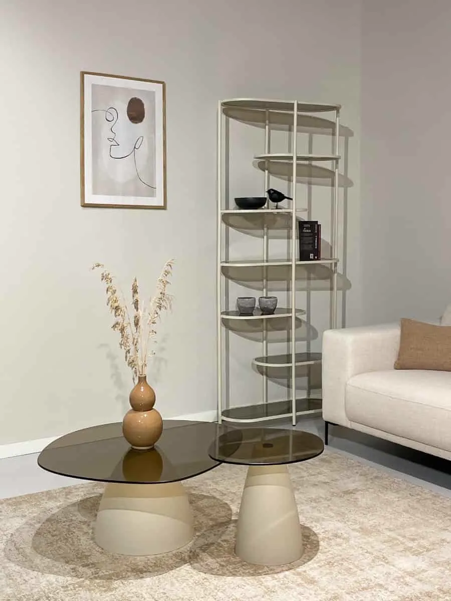Wandregal Brix Jill Off White 190cm in einem hellen Wohnzimmer mit Couchtischen und Sofa
