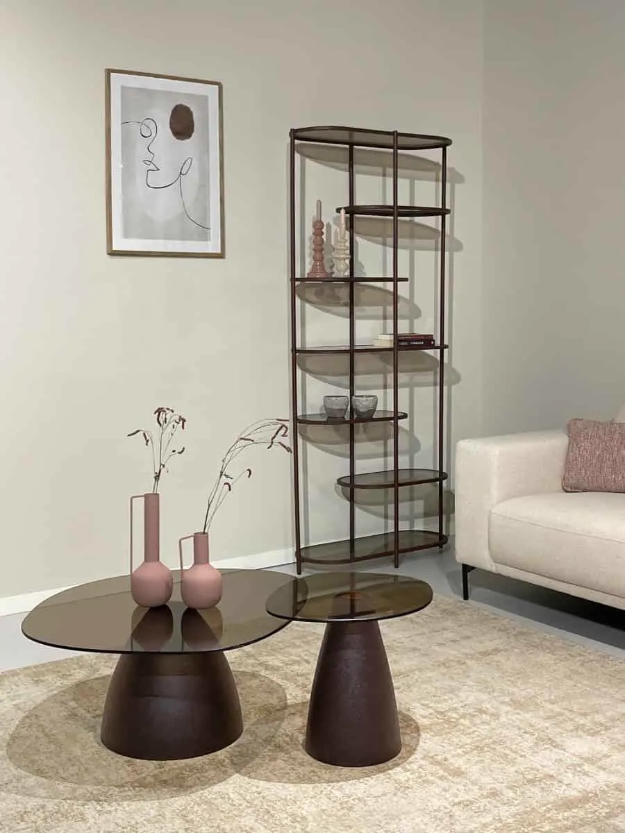 Wandschrank Brix Jill Burgundy 190cm in einem Wohnzimmer mit Couchtischen und einem Sofa, aus niedriger Perspektive