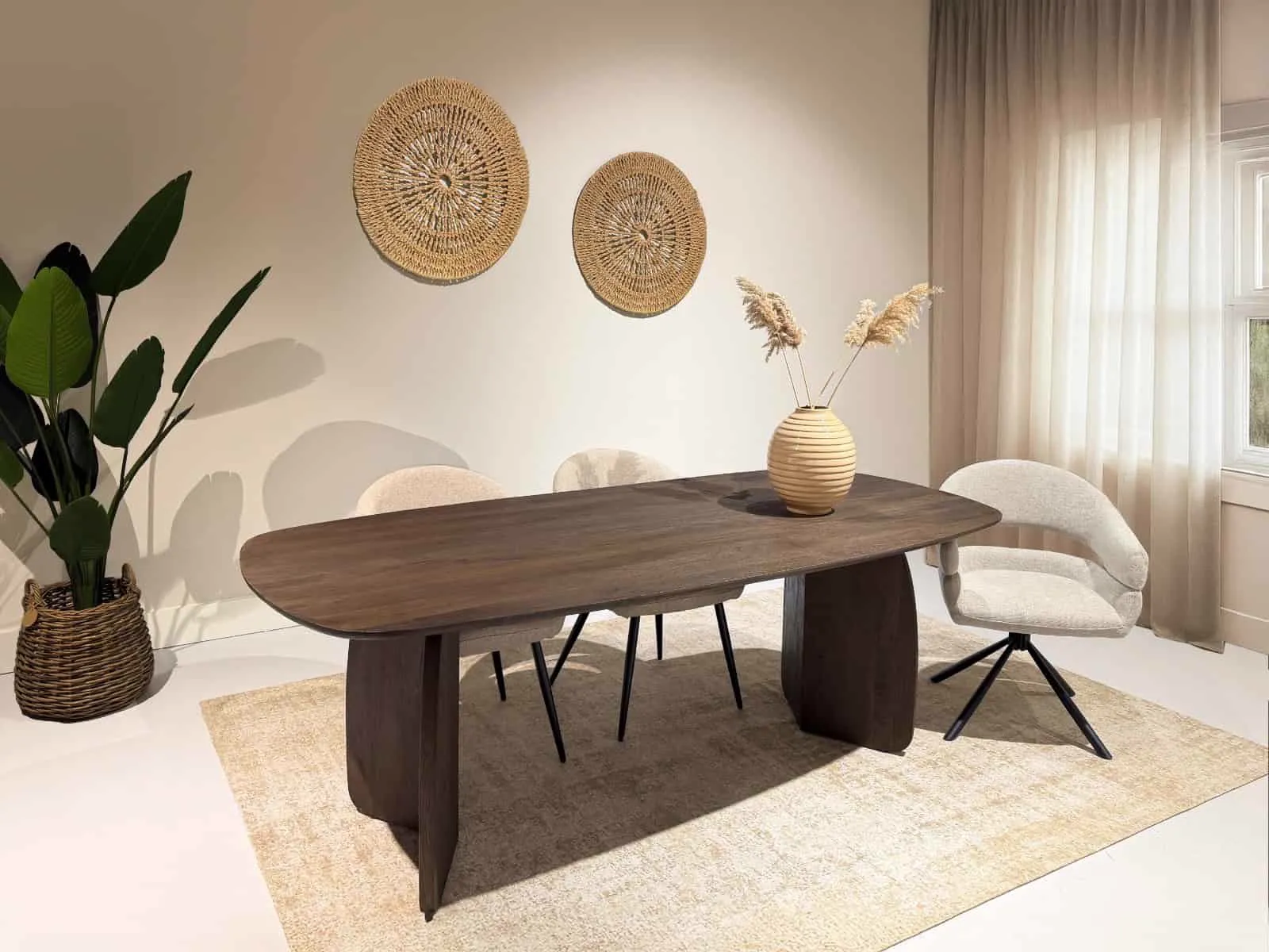 Esstisch Trevor 220cm in einem hellen Esszimmer mit Stühlen, Teppich und Pflanze - Livingfurn