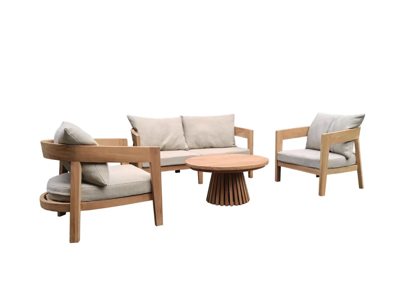 Das Bilbao Gartenset mit zwei Sesseln, einem Zweisitzer-Sofa und einem Couchtisch auf weißem Hintergrund - Livingfurn