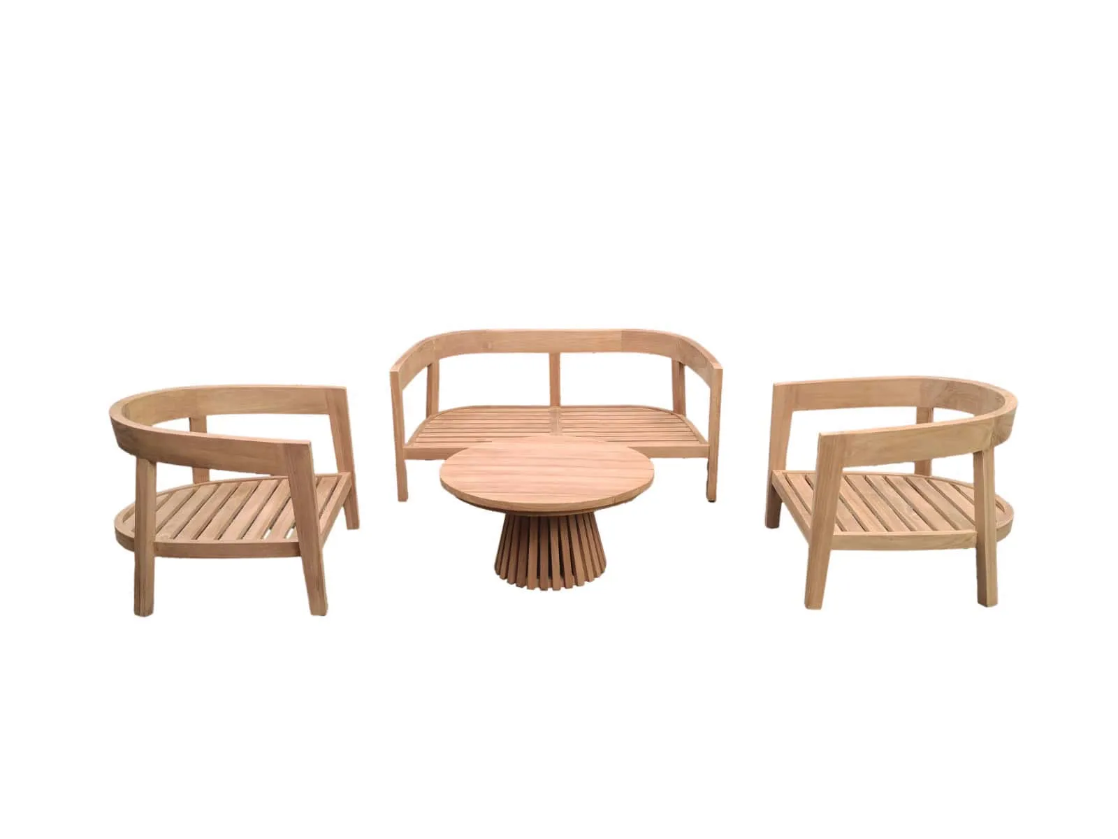 Das Bilbao Gartenset, bestehend aus einem Sofa, zwei Stühlen und einem Couchtisch, auf weißem Hintergrund - Livingfurn