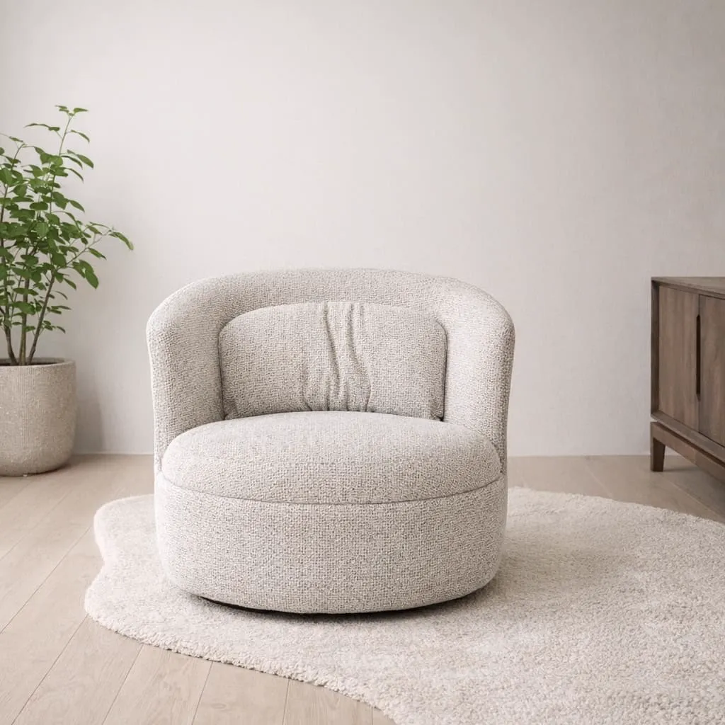 Der Britt Beige Stuhl steht auf einem hellen Teppich in einem modernen Interieur mit Pflanze - Livingfurn