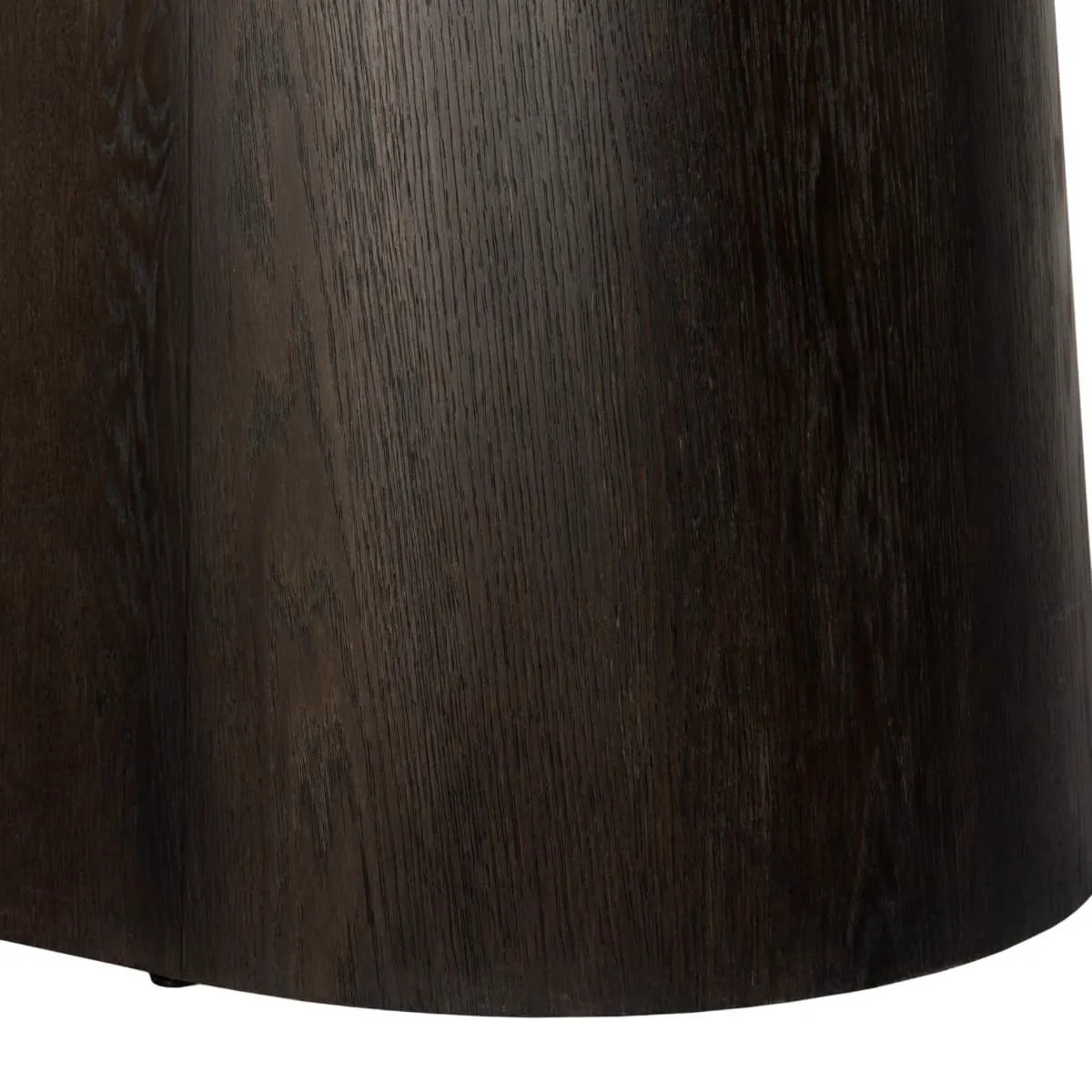 Detail des dunkelbraunen Holzbeins vom Esstisch Novero Espresso 280cm, stehend auf weißem Hintergrund - Livingfurn