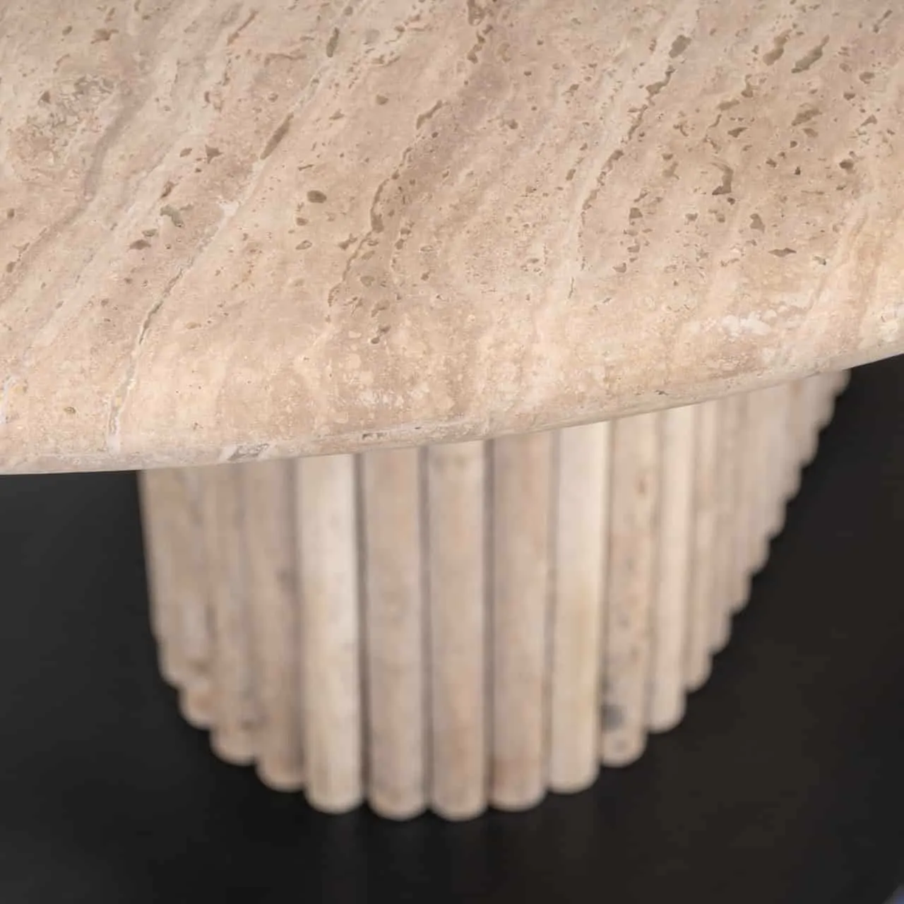 Detail des Esstisch La Cantera Beige 200, mit dem geriffelten Fuß und der Tischplatte - Richmond Interiors