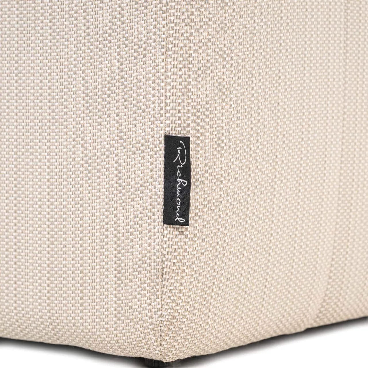 Detail des Outdoor Essstuhls Riva beige mit einem schwarzen Etikett mit der Aufschrift 'Richmond' - Richmond Interiors