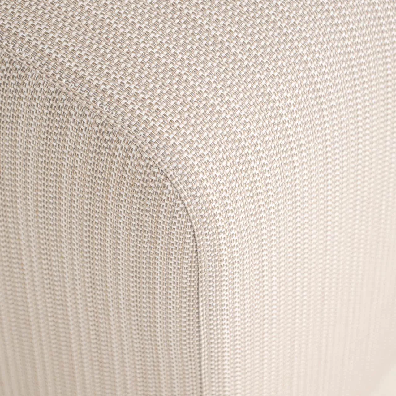 Nahaufnahme des Outdoor Essstuhls Riva beige, mit der Stofftextur und einer abgerundeten Ecke - Richmond Interiors