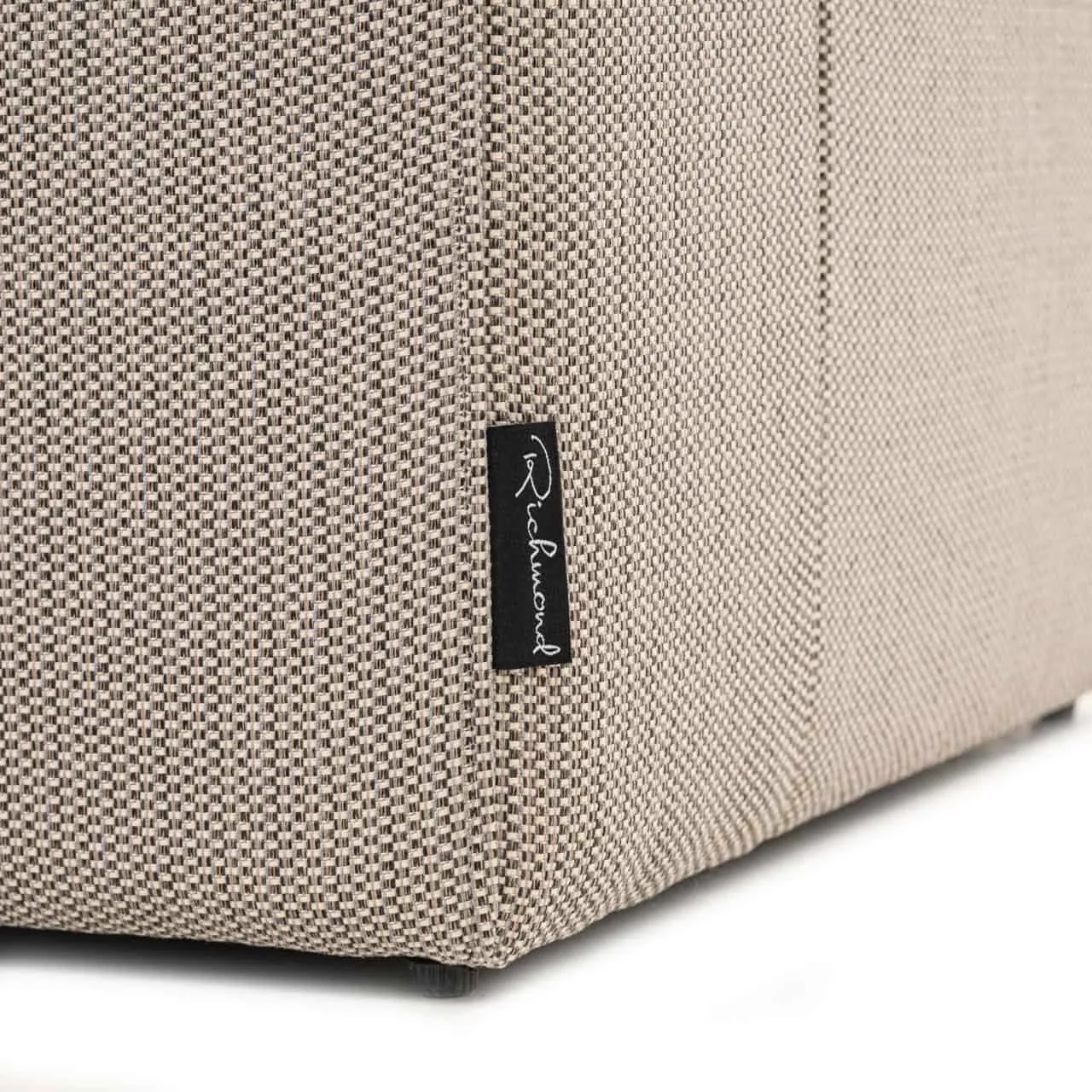 Detail des Outdoor Esszimmerstuhls Riva taupe mit dem Markenlabel von Richmond Interiors