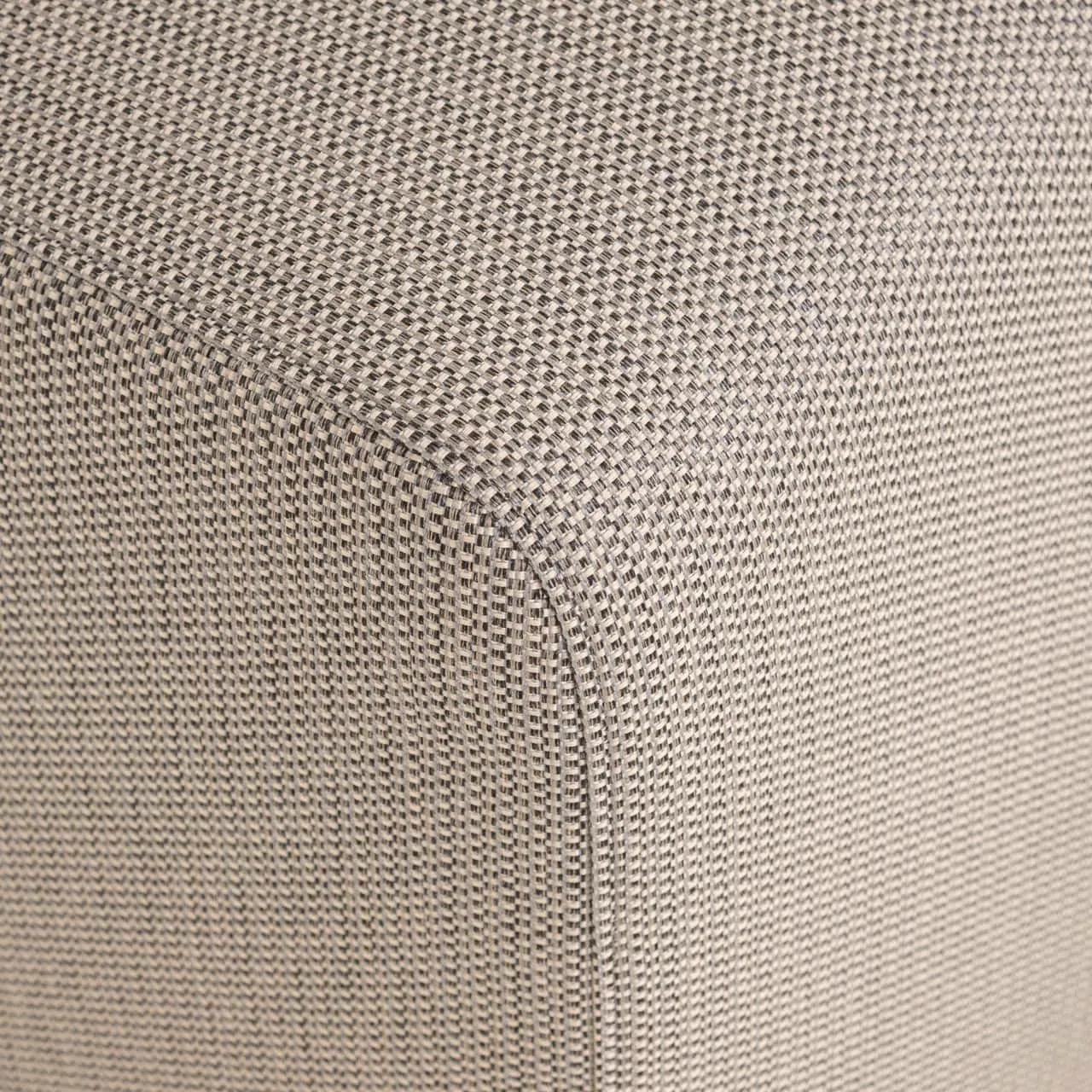 Detail des Outdoor Esszimmerstuhls Riva taupe, Nahaufnahme der Textur und einer Naht - Richmond Interiors
