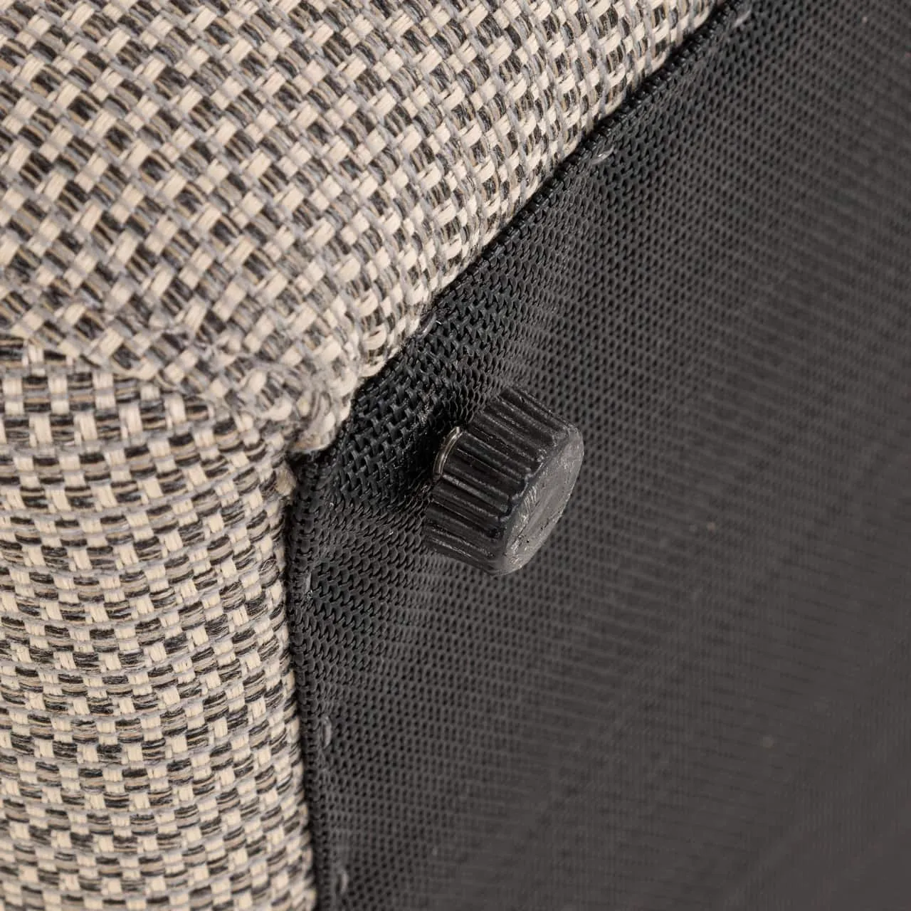 Detail des Outdoor Esszimmerstuhl Riva taupe mit einer Nahaufnahme des taupefarbenen Stoffes und einer schwarzen Schraube - Richmond Interiors