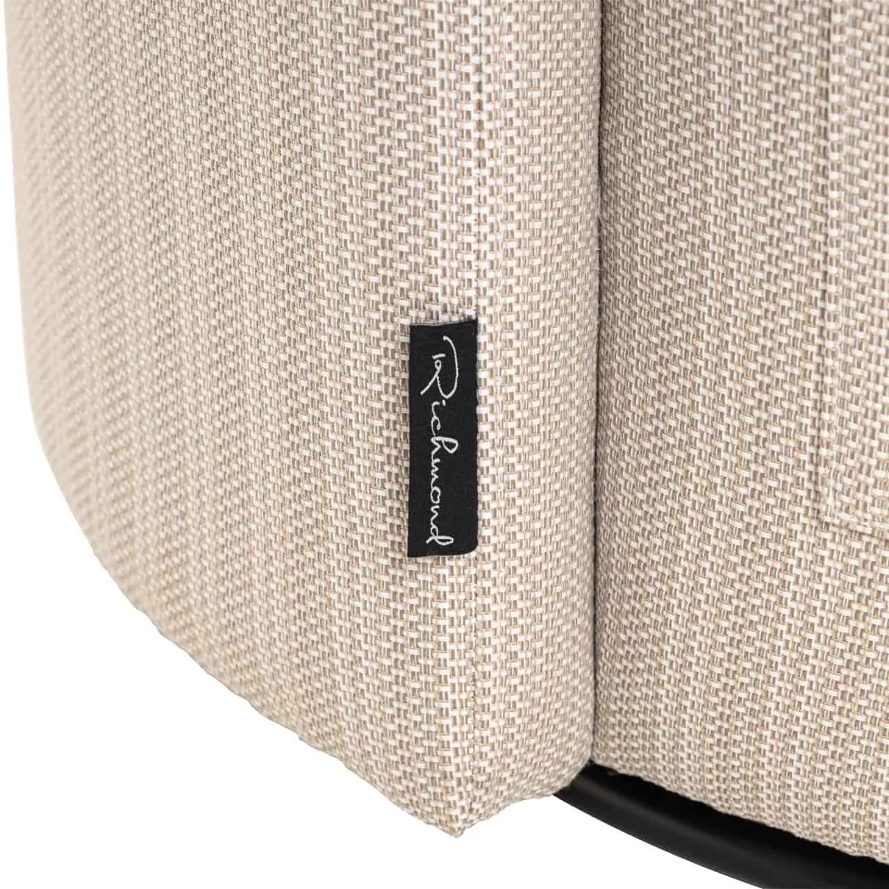 Nahaufnahme des beigen Stoffes und des Markenetiketts des Outdoor-Esszimmerstuhls Marlin beige drehbar - Richmond Interiors