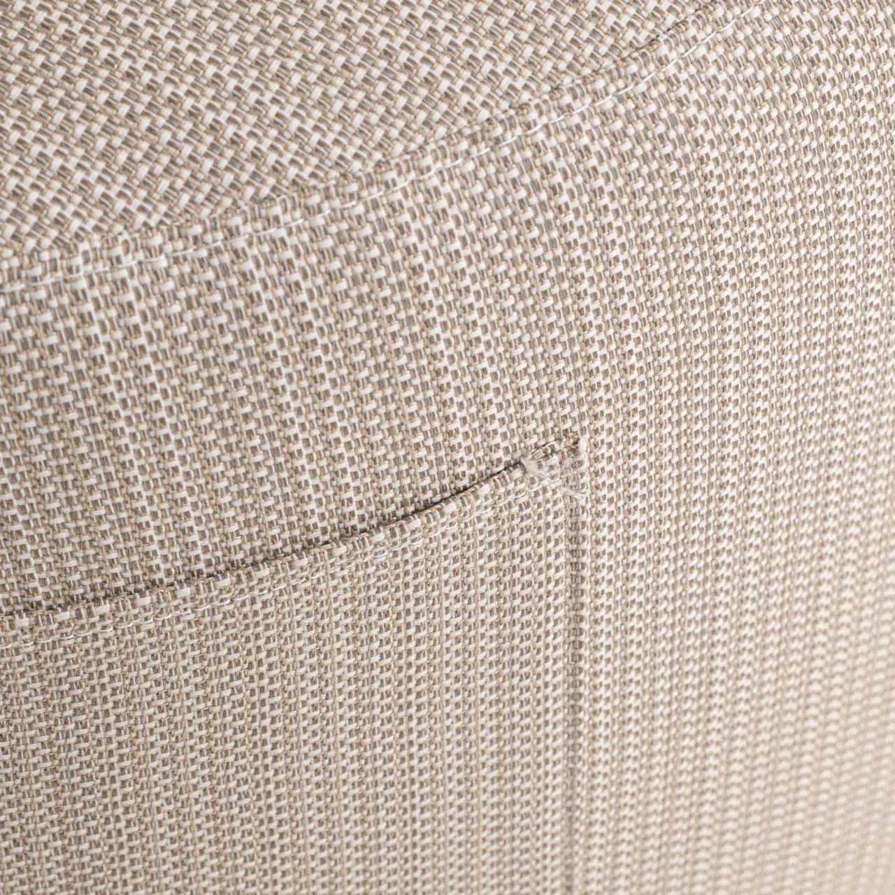 Nahaufnahme des beigefarbenen Stoffes und der Nähte des Outdoor-Esszimmerstuhls Marlin beige drehbar - Richmond Interiors