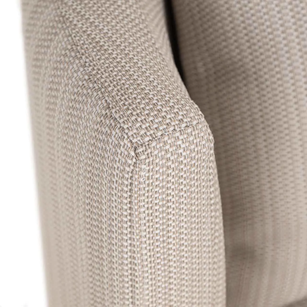Nahaufnahme des beigen Stoffes und der Nähte des Outdoor-Esszimmerstuhls Marlin beige drehbar - Richmond Interiors