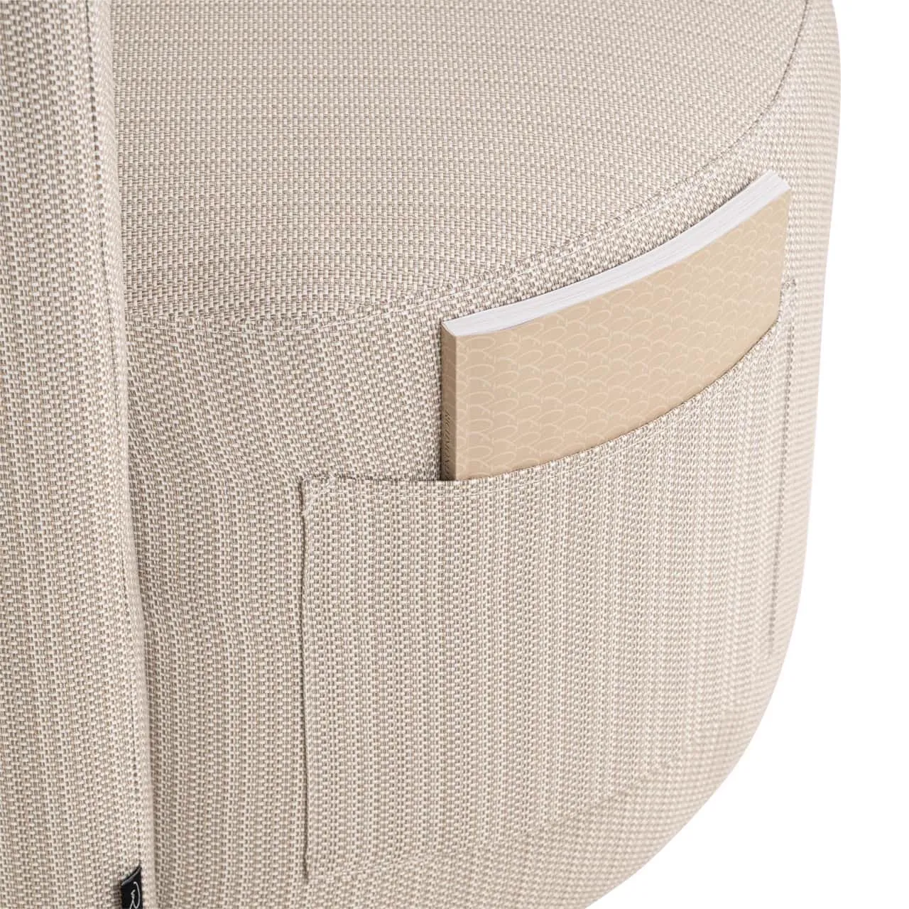Detail des Outdoor-Esszimmerstuhls Marlin beige drehbar, mit einem Notizbuch in der Seitentasche - Richmond Interiors