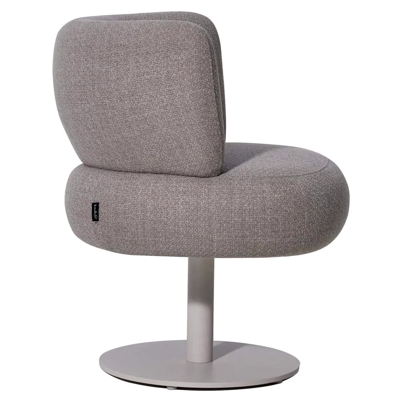 Outdoor Essstuhl Mason Greige Alpine Drehfuß auf weißem Hintergrund, aus leicht schrägem Winkel - Richmond Interiors