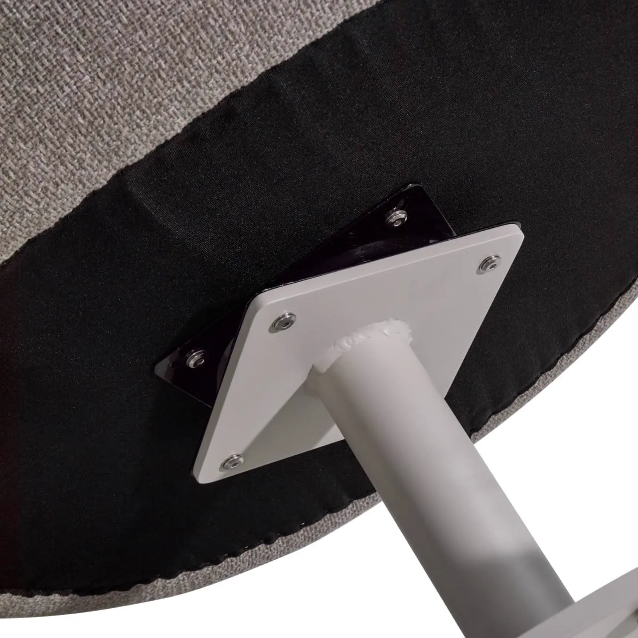 Detail der Unterseite des Outdoor Essstuhls Mason Greige Alpine Drehfuß, mit Drehfuß und Befestigungsplatten - Richmond Interiors
