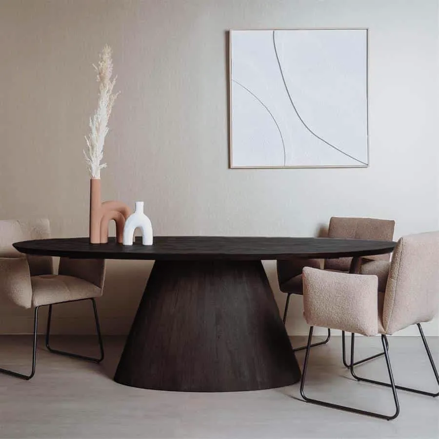 Premana Esstisch schwarz oval 260 cm in einem modernen Esszimmer mit beigen Stühlen und abstrakter Kunst - Tower Living