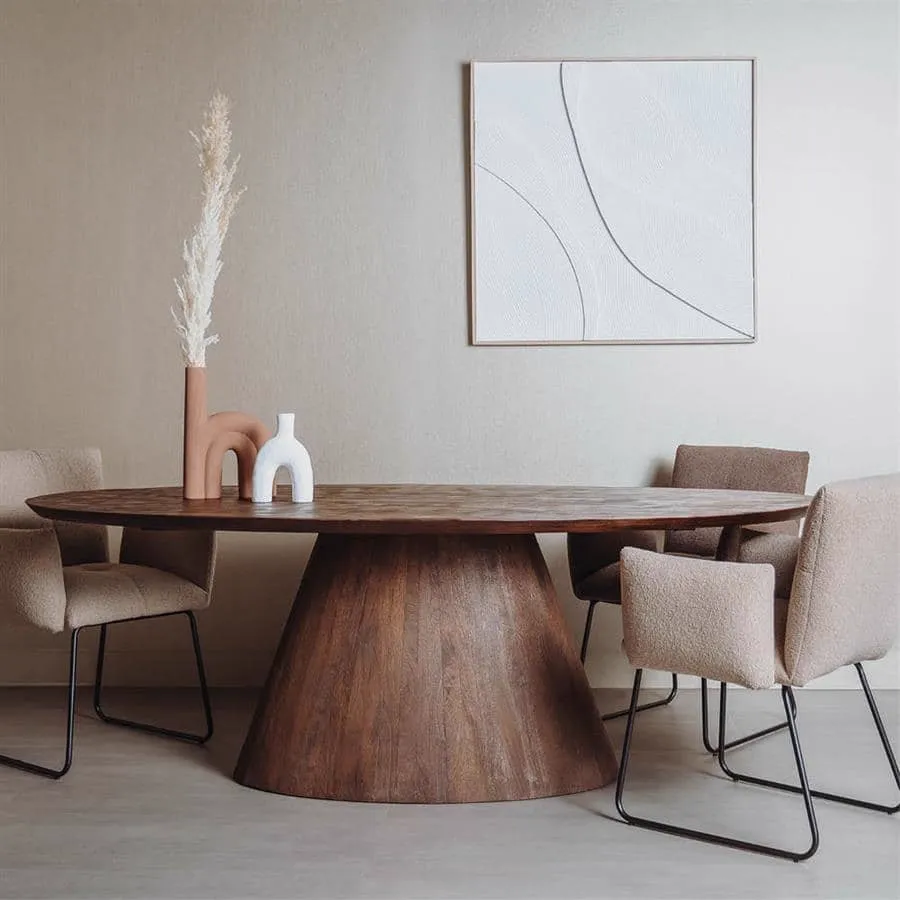 Der Premana Esszimmertisch braun oval 260 cm in einem stimmungsvollen Esszimmer, umgeben von Stühlen - Tower Living