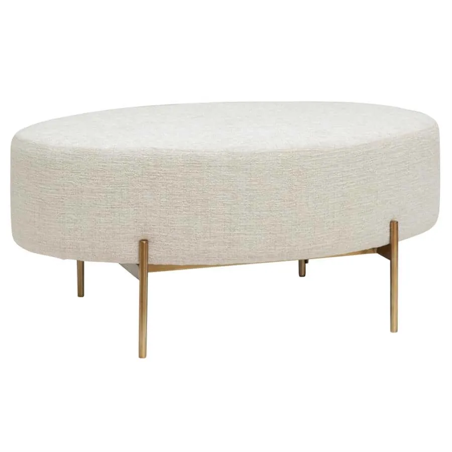 Ossana Pouf 100 cm auf weißem Hintergrund, mit ovaler Form und schlanken goldenen Beinen - Tower Living
