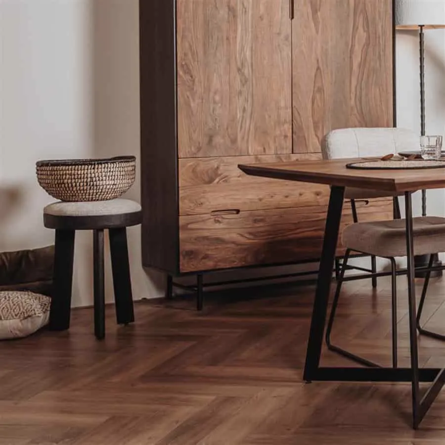 Der Ossana Hocker rund 40 cm mit einem Korb darauf in einem modernen Interieur mit Holzmöbeln - Tower Living