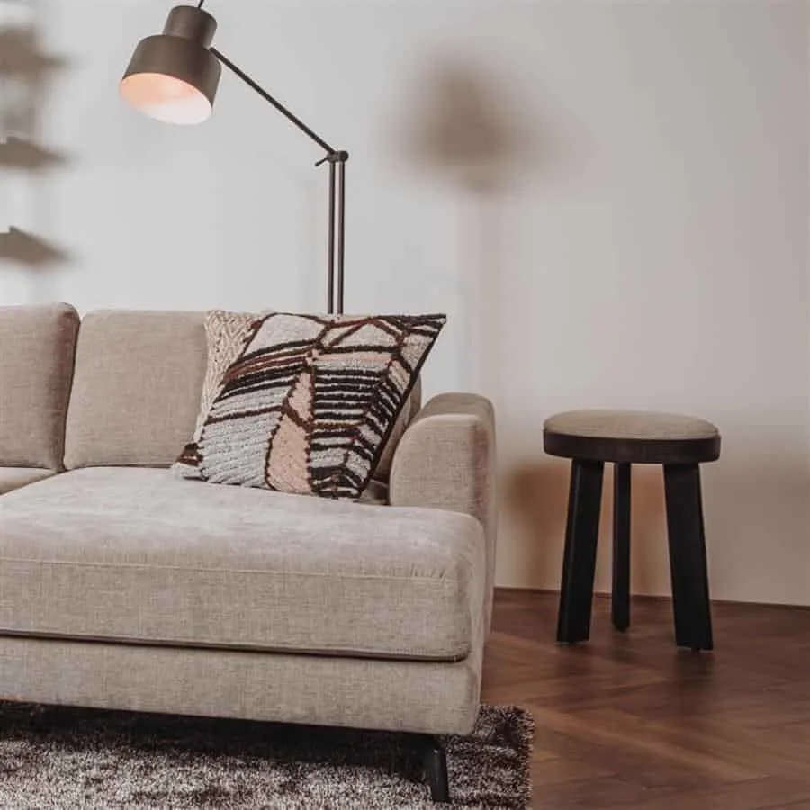 Der Ossana Hocker rund 40 cm in einem gemütlichen Wohnzimmer mit Sofa und Stehlampe - Tower Living
