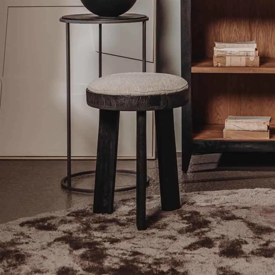 Der Ossana Hocker rund 40 cm in einem stimmungsvollen Wohnzimmer-Ambiente mit einem Teppich - Tower Living