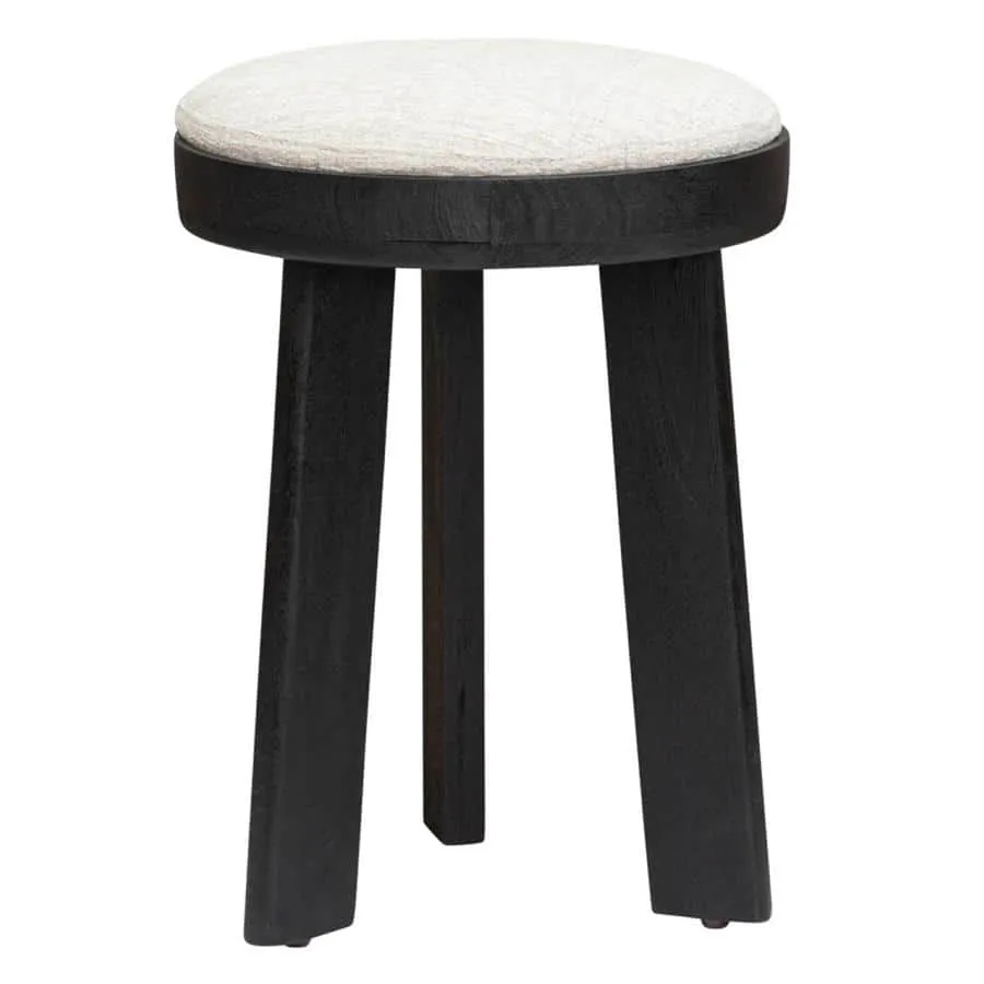 Der Ossana Hocker rund 40 cm auf weißem Hintergrund, mit einem hellen Stoffbezug - Tower Living