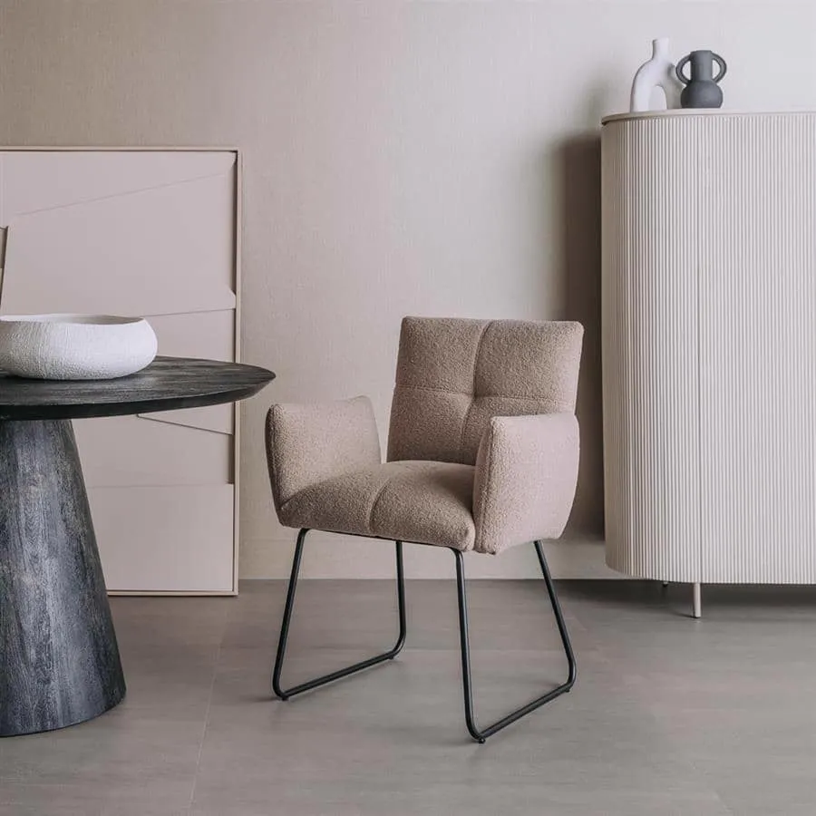 Der Dante Sessel aus hellbraunem Teddy-Stoff, in einem modernen Wohnzimmer mit einem runden Tisch und einem gerippten Schrank - Tower Living