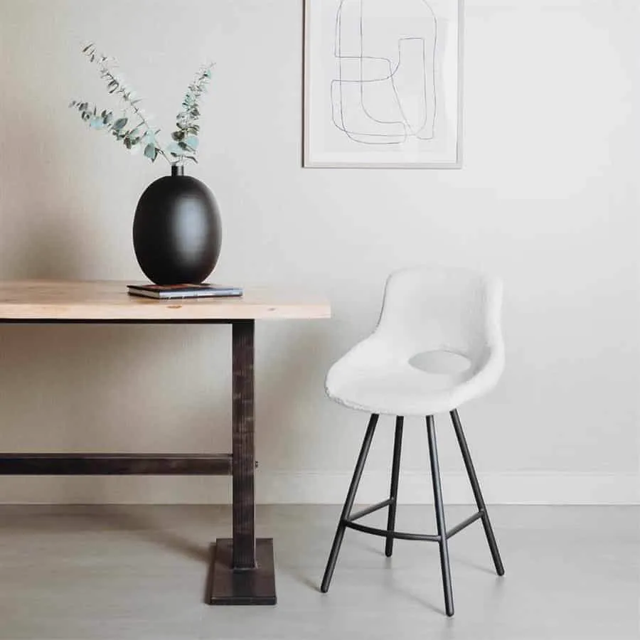 De Campo Barstoel - fabric Teddy MJ81 White in een moderne setting met houten tafel en vaas - Tower Living