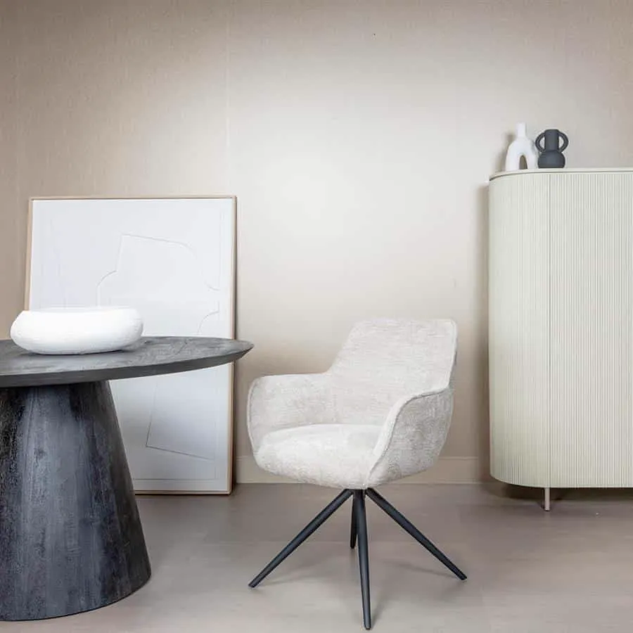 Fondo Sessel in einem hellen, modernen Wohnzimmer mit einem dunklen Tisch und einem weißen Schrank - Tower Living