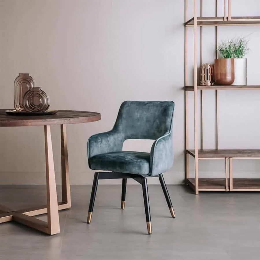 Der drehbare Lenno Armstuhl aus Stoff Adore 31 Grey blue steht neben einem runden Holztisch in einem modernen Wohnzimmer - Tower Living