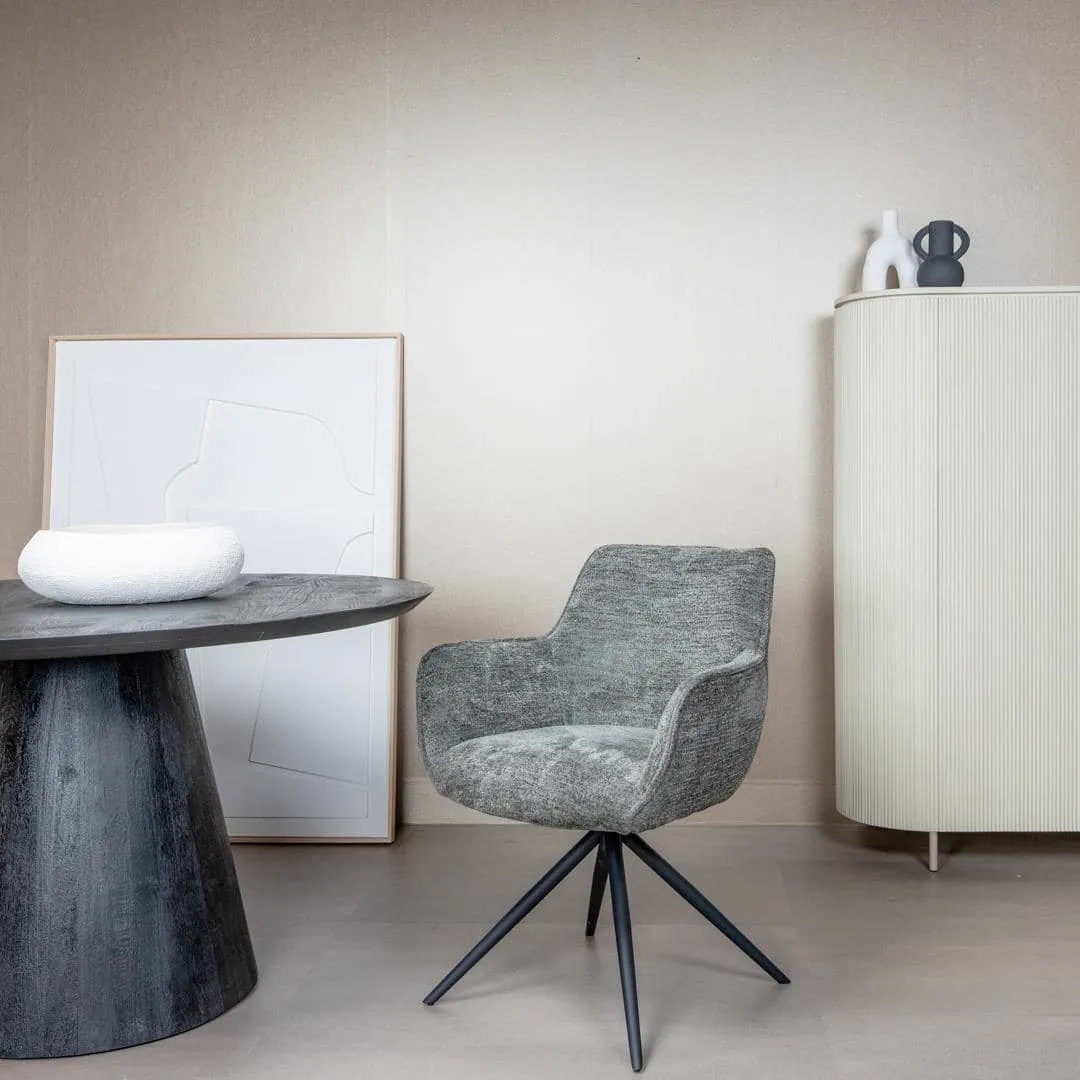 Fondo Sessel in Zementgrau Stoff, drehbar, mit einem runden Tisch und Kunstwerk in einer modernen Umgebung - Tower Living