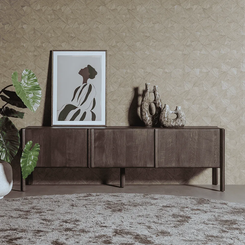 Amalfi TV-Möbel basalt 180 cm in einem Wohnzimmer mit Pflanze, Teppich und Dekoration - Tower Living