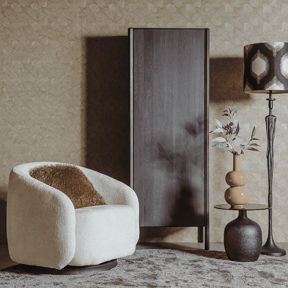 Der Amalfi Schrank Basalt 70 cm in einem stimmungsvollen Studio, umgeben von einem Sessel und einer Lampe - Tower Living