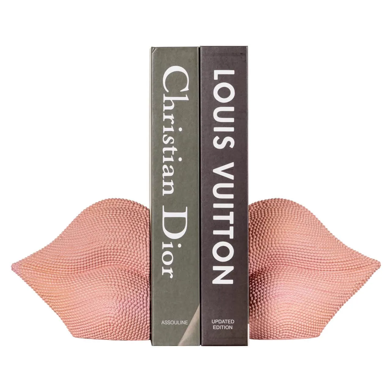 Zwei rosa Buchstützen Kiss Pink mit strukturierter Oberfläche, die zwei Bücher mit den Titeln 'Christian Dior' und 'Louis Vuitton' auf weißem Hintergrund umfassen - Richmond Interiors