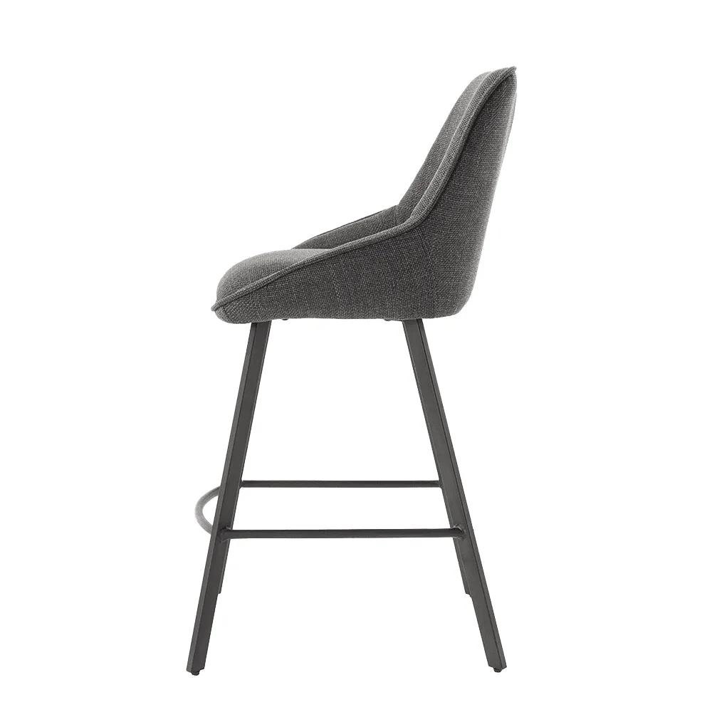 De Borgo Barstoel - Bjorn 19 anthracite, een barstoel met stoffen bekleding en metalen poten, staat op een witte achtergrond - Tower Living